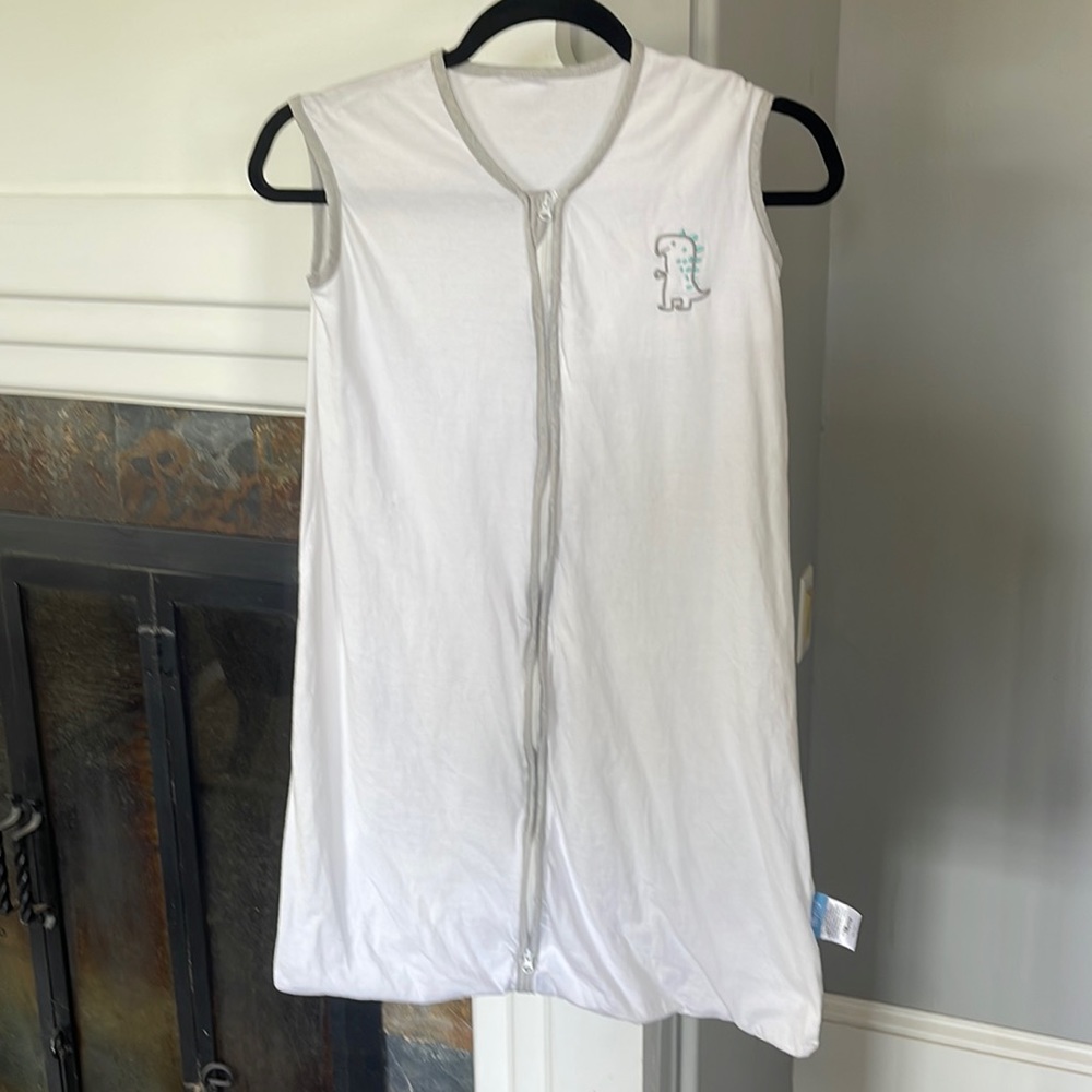 100% Cotton Sleeping Sack in white. 2-way zipper close. Size XL=18-24 months.
